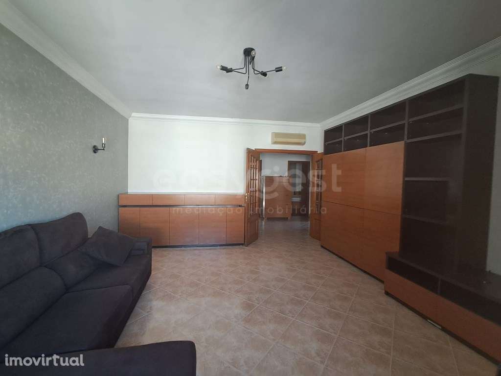 Apartamento T2 com Áreas Generosas, Elevador, Garagem, Box e Arreca... - Grande imagem: 4/22