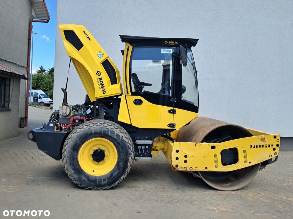 Bomag BW 177 D-5 walec drogowy 6 7 ton waga 2016r tylko 1240 mtg jednobębnowy kompaktowy Kubota 55.4KW Hamm 3307 H 7i Ammann ASC 70 / ARS 70 Caterpillar CS34 / CS44 Dynapac CA1300 / CA1400 JCB VM 75 D / CT160 zagęszczarka wibracyjny sprawny ładny budowa dróg - 23