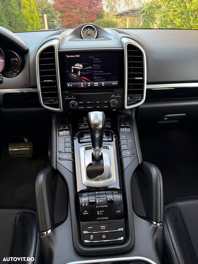 Porsche Cayenne 3.0 L - 24