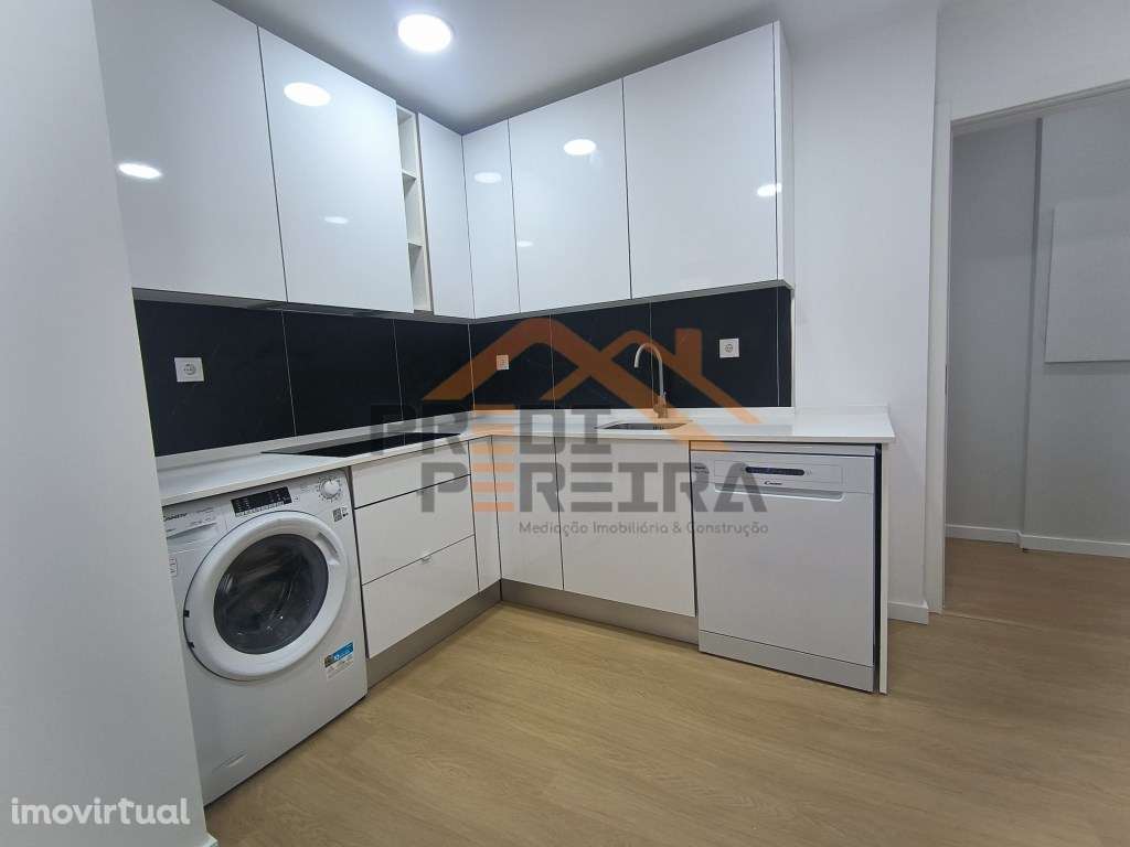 T2 em fase de remodelação, com varanda, situado na Falagueira, Amad... - Grande imagem: 4/23