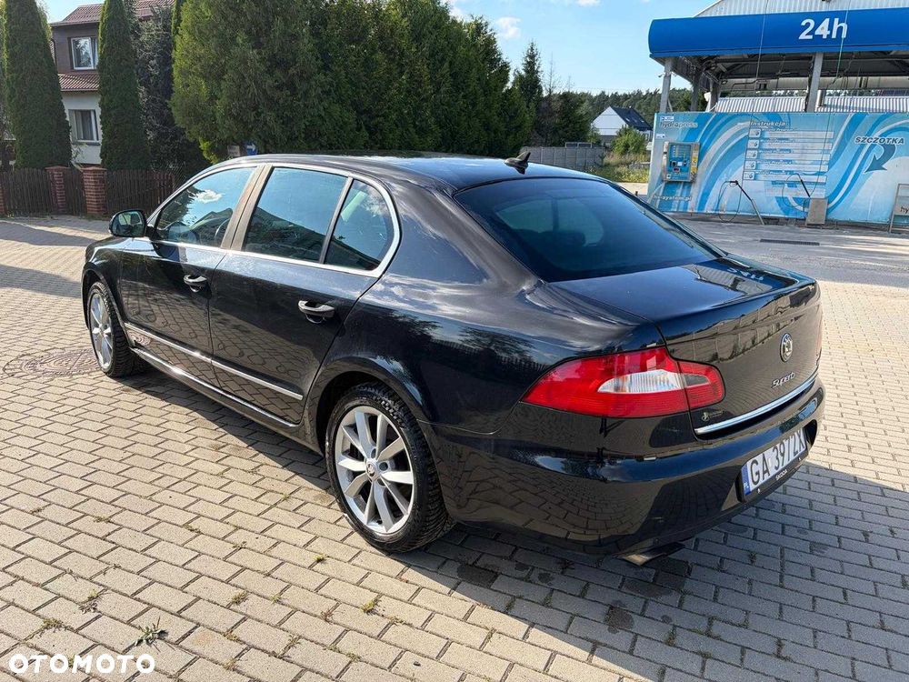 Skoda Superb 2011 photo 2