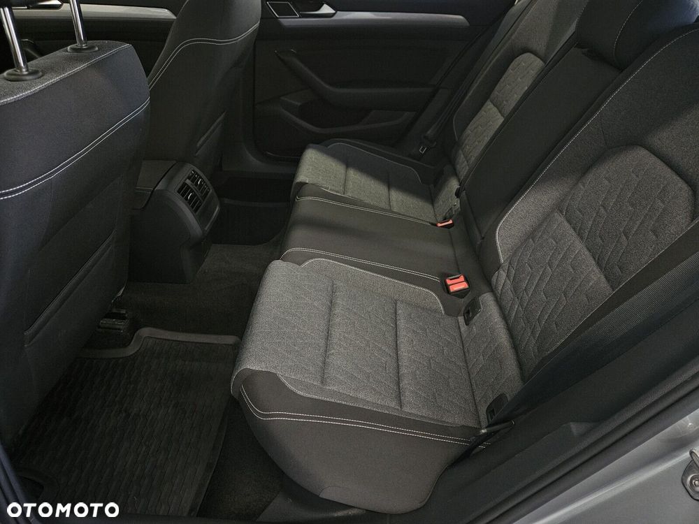 Volkswagen Passat - 8