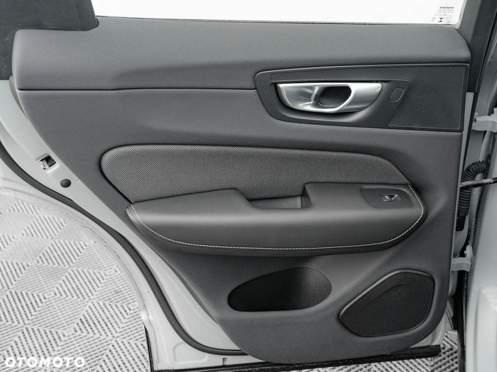 Volvo XC 60 B4 B Plus Dark - 24