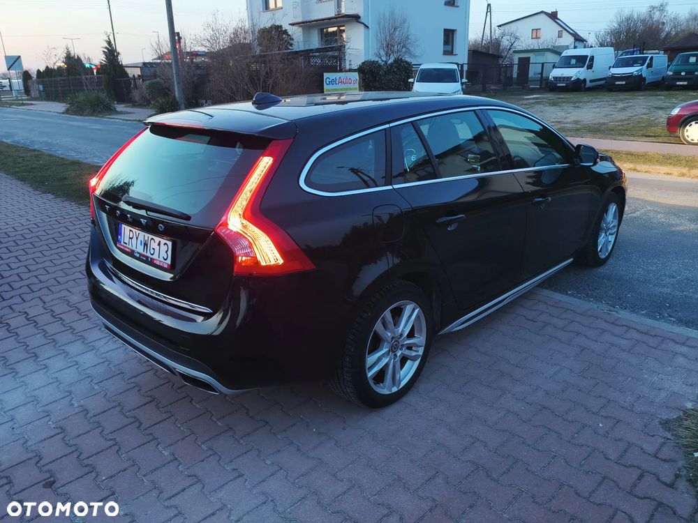 Volvo V60 D6 AWD Plug-in Hybrid R-Design Momentum - 4