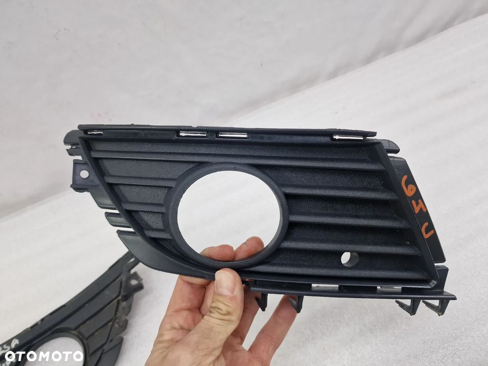 OPEL CORSA C LIFT 03-06 PRAWA KRATKA BOCZNA ZDERZAKA PRZEDNIEGO PRZÓD NA HALOGEN , NR 13120838 , NR AUKCJI B/64 - 7