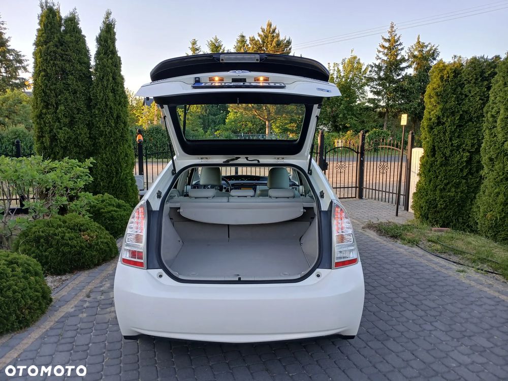 Toyota Prius (Hybrid) Executive - 23