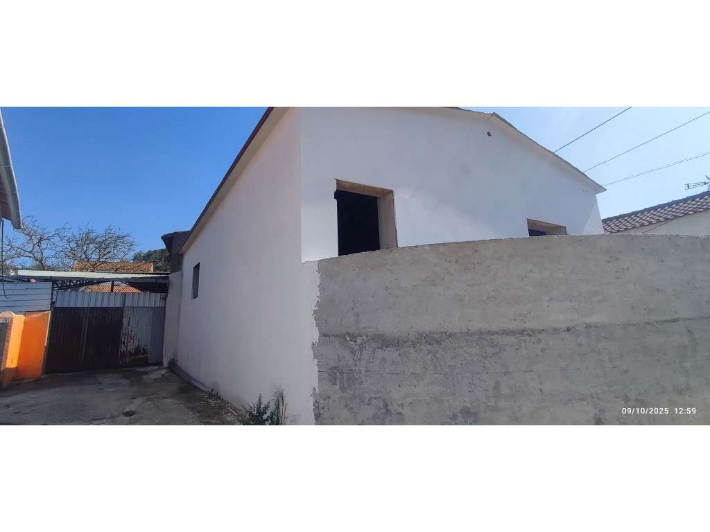 Casa para restauro, excelente oportunidade, com potencial investimento - Grande imagem: 3/24