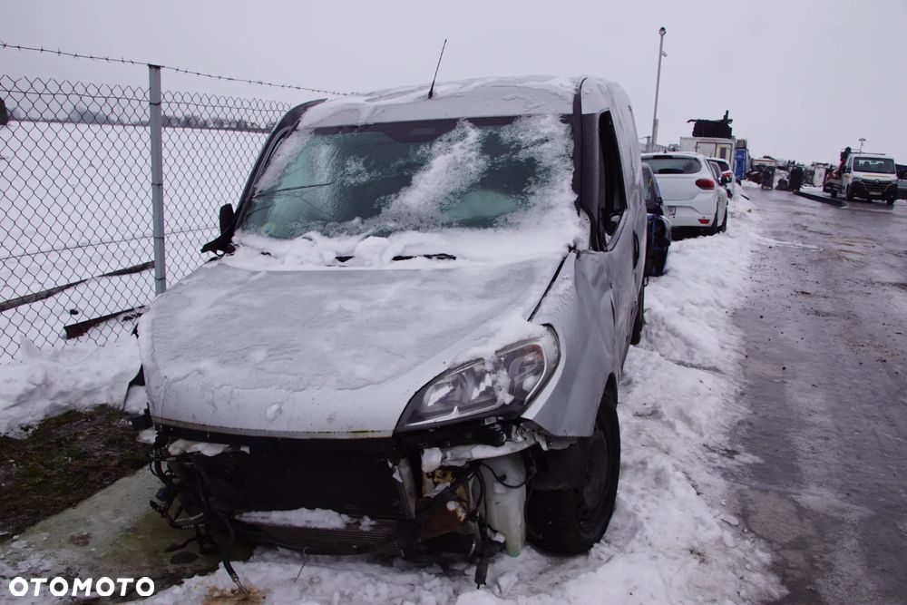 Auto na części - Fiat Doblo II Lift 1.3 MultiJet 90 KM 263A2000 71798299 249 2015R Silnik Skrzynia Drzwi Klapa Zderzak Lampa Lusterko Szyba Deska Kokpit Sterownik Moduł Czujnik Licznik Wyświetlacz Panel Kierownica - 1