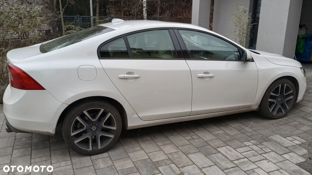 Volvo S60 T5 Drive-E Dynamic Edition (Kinetic) - 3