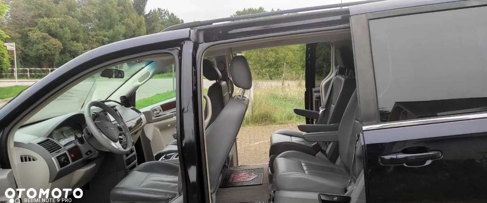 Chrysler Town & Country - 11