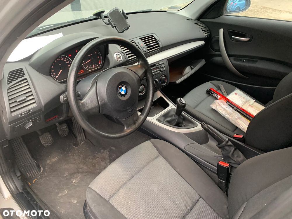 BMW SERIA 1 116 2006 *SAMOCHÓD NA CZĘŚCI* 3890 MASKA, LAMPA, DRZWI, LUSTERKO, ZDERZAK, GRILL, BŁOTNIK, KLAPA, BELKA, DESKA, FOTELE, KANAPA, ĆWIARTKA KIEROWNICA, TARCZE, ZACISKI, ZAWIESZENIE, KOMPLETNY PRZÓD, KOMPLETNY TYŁ, LICZNIK, ZEGARY, PRAWE LEWE PRZÓD TYŁ - 5