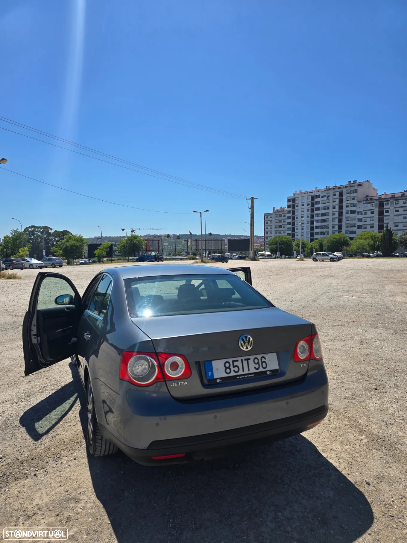 VW Jetta 1.6 TDi Confortline - 26