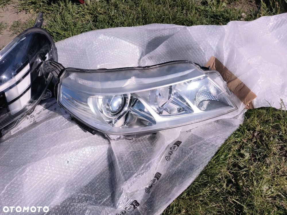 SUZUKI VITARA III 3 lampa przód przednia prawa soczeweka - 1