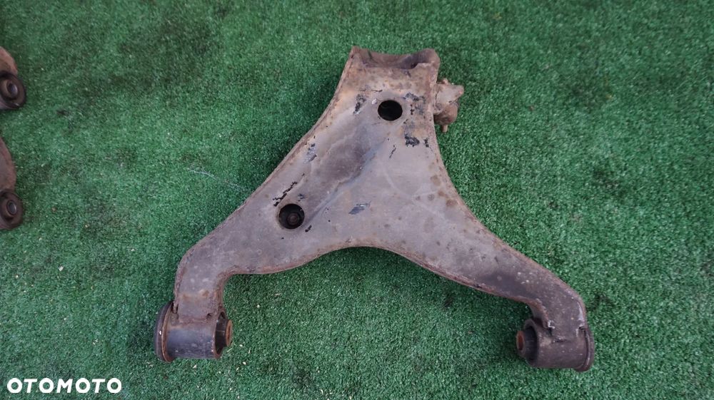 Mitsubishi Pajero III 3.2 DID 3.5 V6 GDI 99-06 wahacz dolny prawy przod - 2