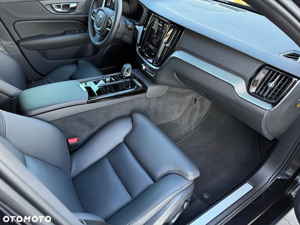 Volvo V60 T6 AWD Plug-In Hybrid Plus Dark - 19