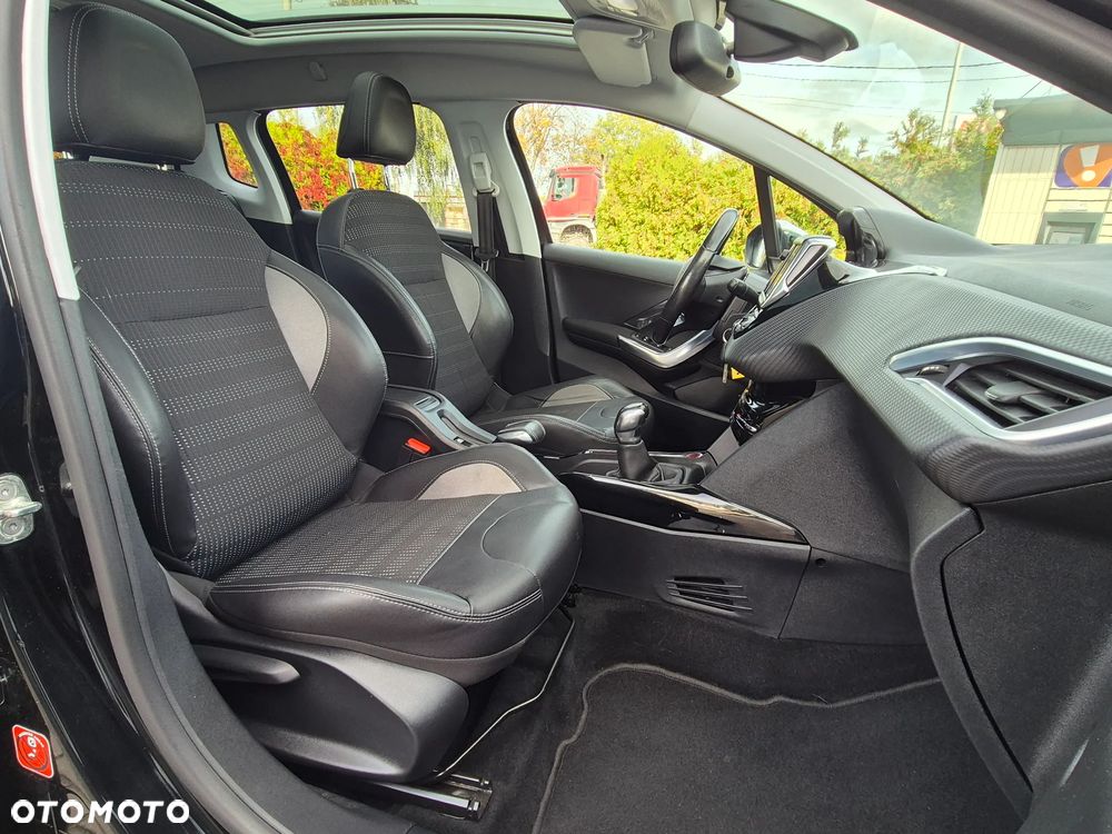 Peugeot 2008 1.2 Pure Tech Signature - 31