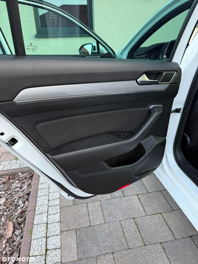 Volkswagen Passat 2.0 TDI SCR DSG 4Motion Business - 23