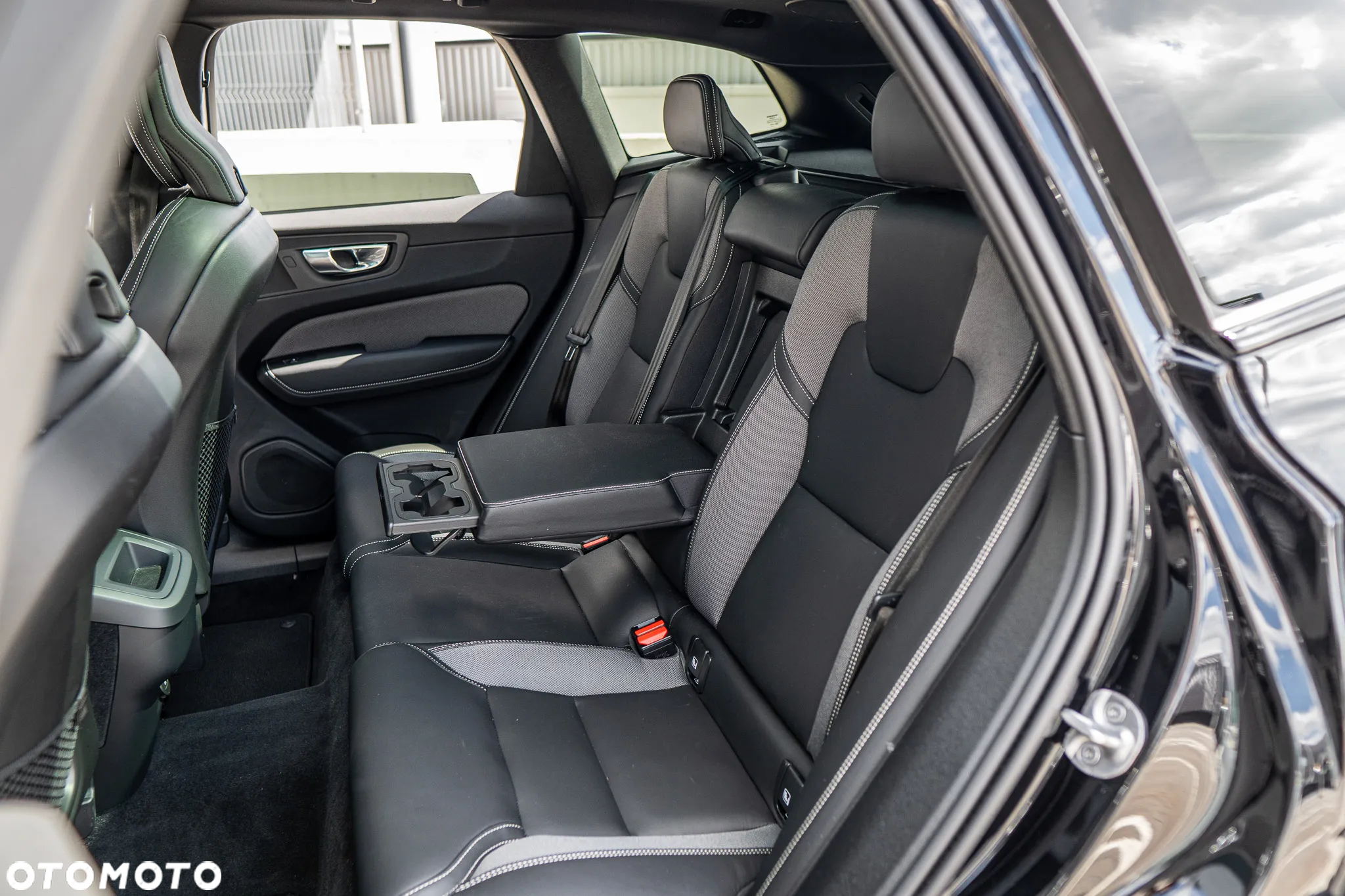 Volvo XC 60 B4 D AWD Plus Dark - 16