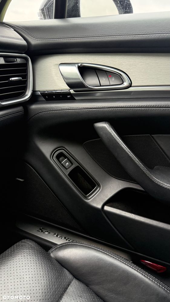 Porsche Panamera 4S - 38