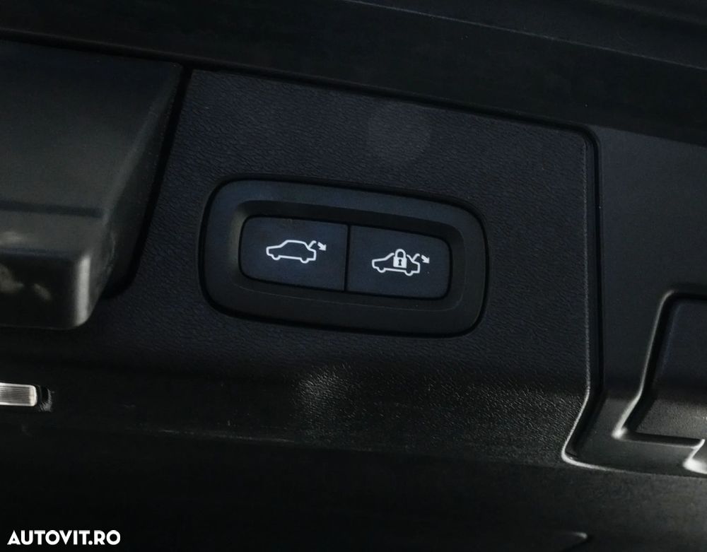 Volvo XC 60 B4 MHEV AT8 AWD Momentum Pro - 22