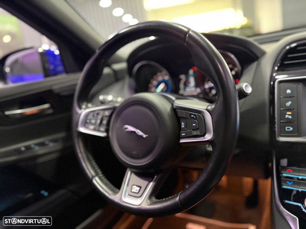 Jaguar XE 2.0 D R-Sport - 16