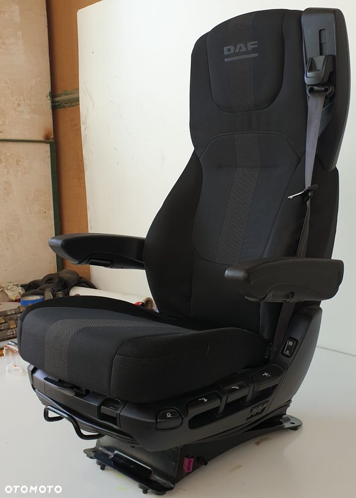 FOTEL SIEDZENIE LEWE KIEROWCY DAF XG 2296563 - 2