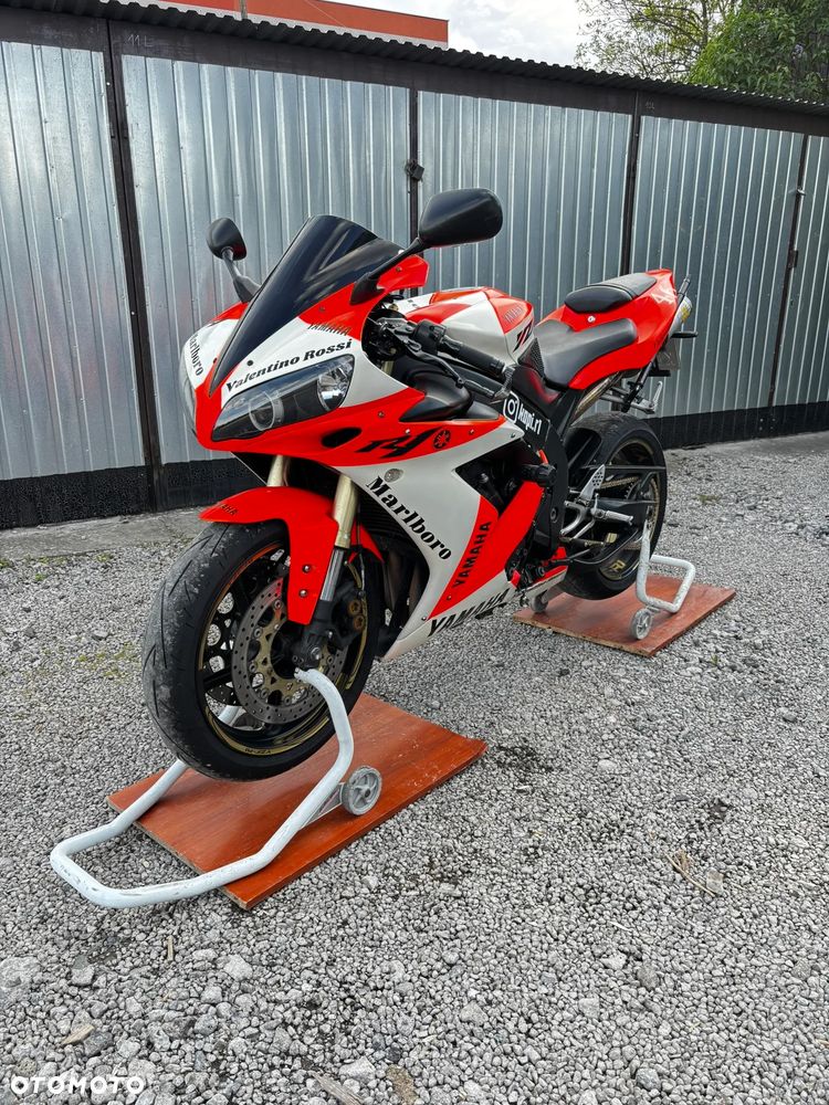 Yamaha R1 - 2