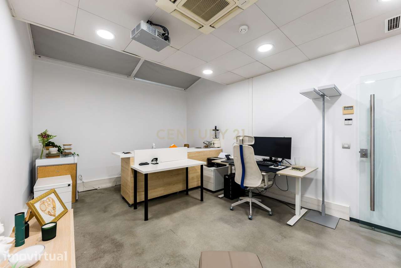 Escritório R/C 204m² + 38m² · entrada independente · 2 estacionamentos - Grande imagem: 3/22