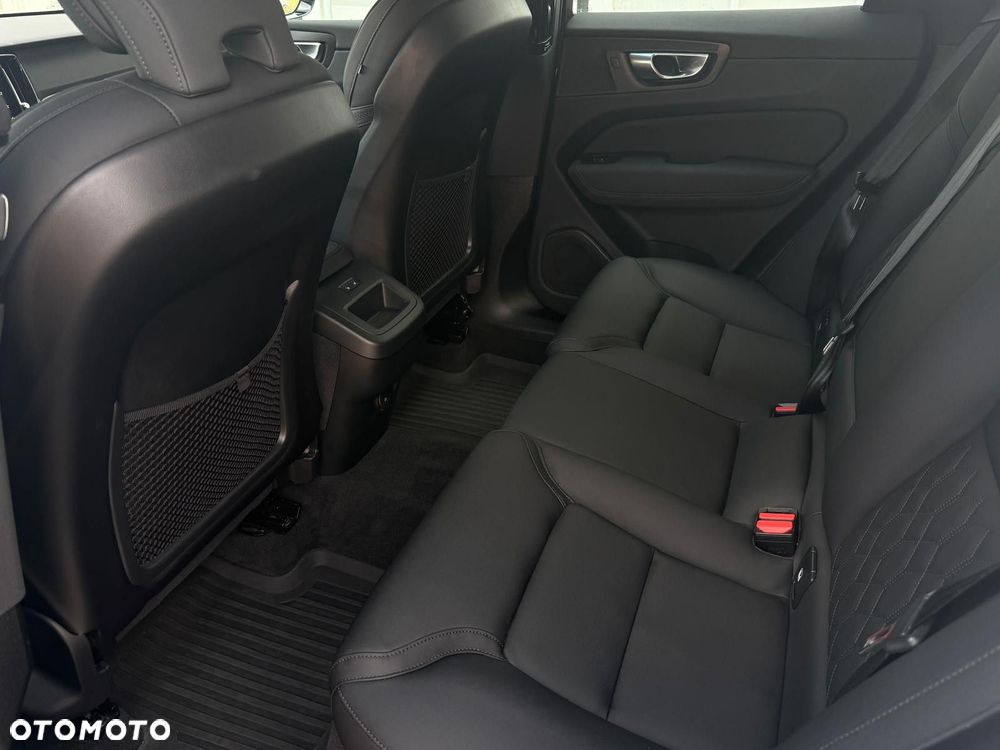 Volvo XC 60 B5 B AWD Plus Dark - 24