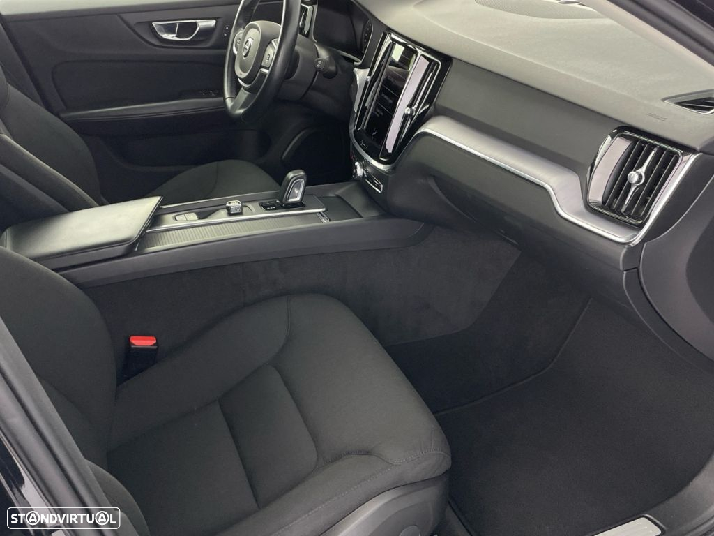Volvo V60 2.0 B4 Momentum Core - 23