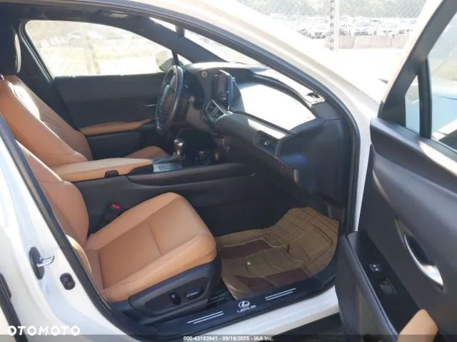 Lexus UX - 5