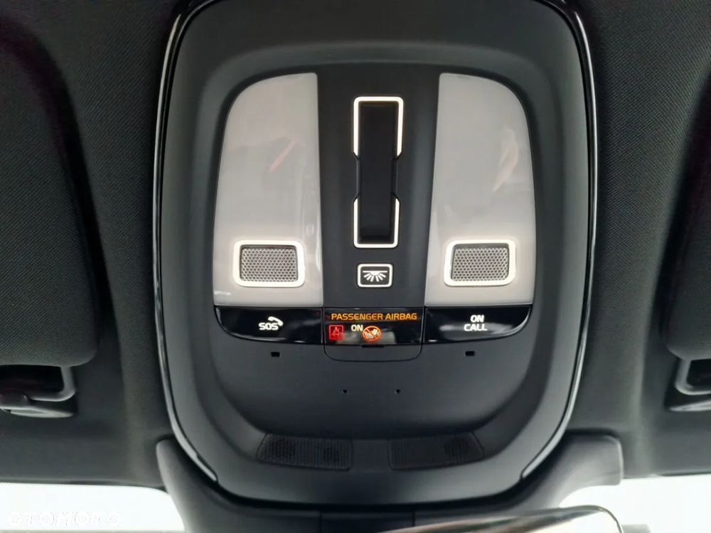 Volvo V90 T8 AWD Plug-In Hybrid R-Design - 28