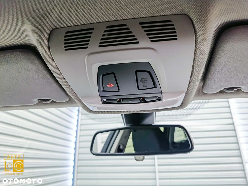 BMW Seria 3 318d Sport Line - 33