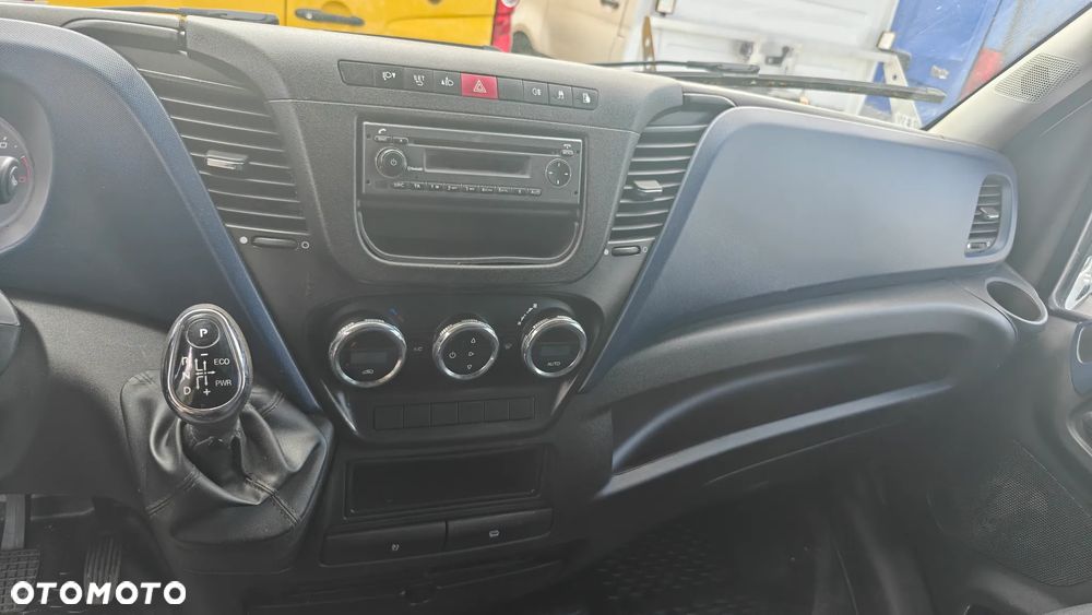 Iveco Daily 35C14  bliźniak brygadówka 7 osób - 17