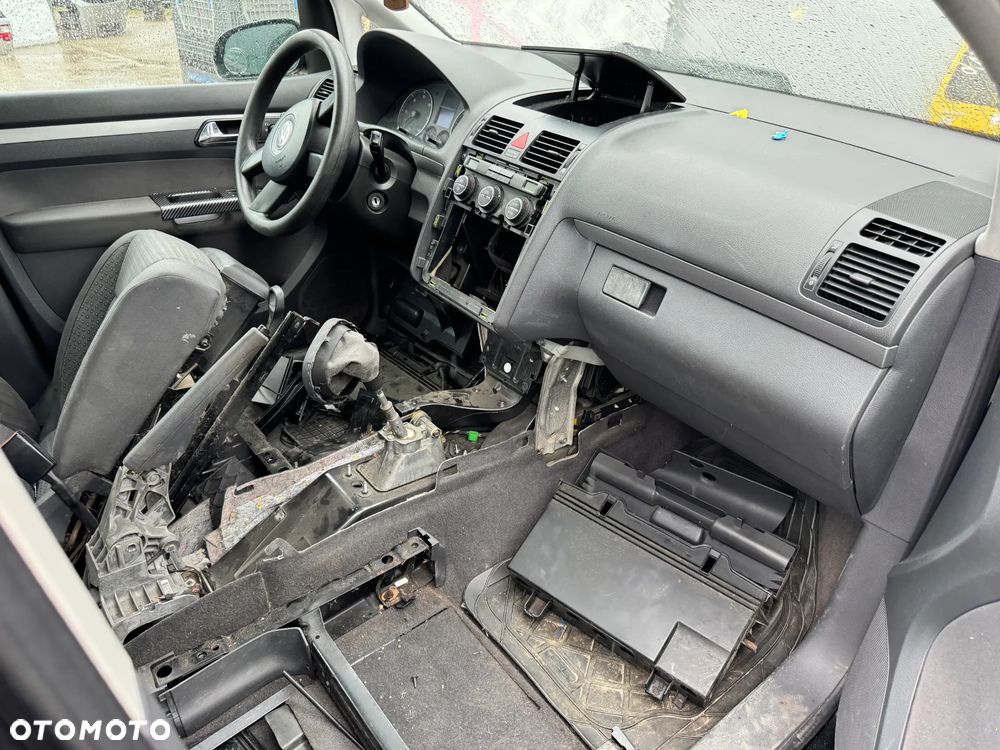 VOLKSWAGEN TOURAN 2004 *SAMOCHÓD NA CZĘŚCI* 5526 Z4   MASKA, LAMPA, DRZWI, LUSTERKO, ZDERZAK, GRILL, BŁOTNIK, KLAPA, BELKA, DESKA, FOTELE, KANAPA, ĆWIARTKA KIEROWNICA, TARCZE, ZACISKI, ZAWIESZENIE, KOMPLETNY PRZÓD, KOMPLETNY TYŁ, LICZNIK, ZEGARY, PRAWE LEWE PRZÓD TYŁ/ C9Z - 5
