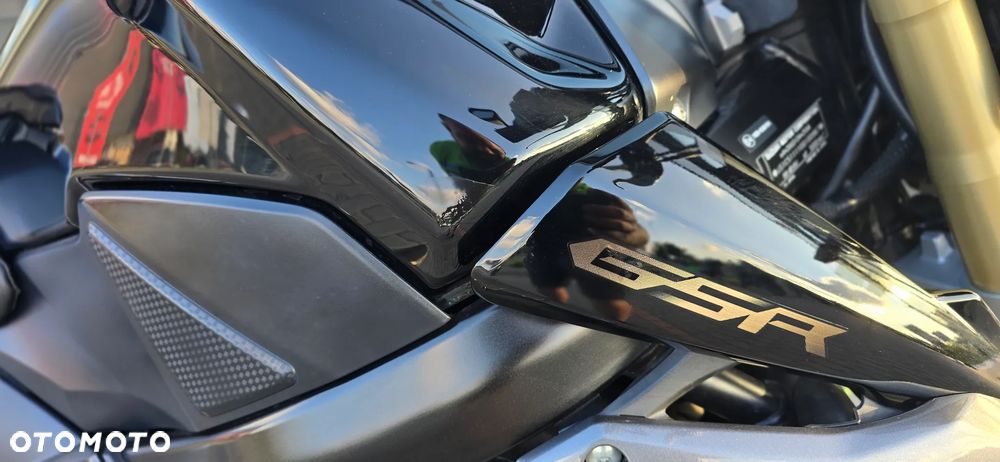 Suzuki GSR - 18