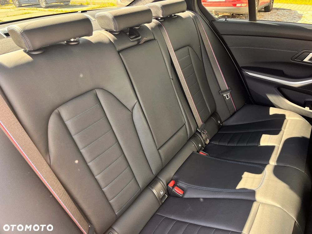 BMW Seria 3 330i xDrive M Sport sport - 32