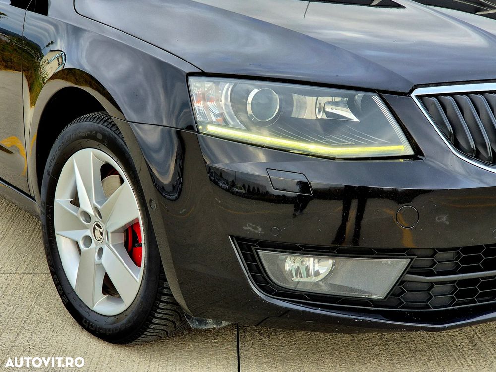 Skoda Octavia Combi 2.0 TDI RS - 25