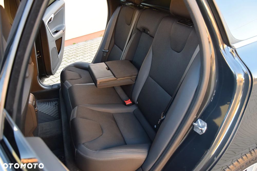 Volvo XC 60 D5 AWD Geartronic Momentum - 18