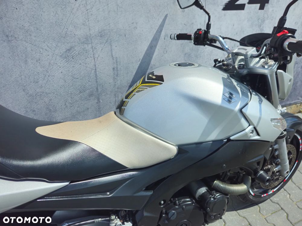 Suzuki GSR - 18