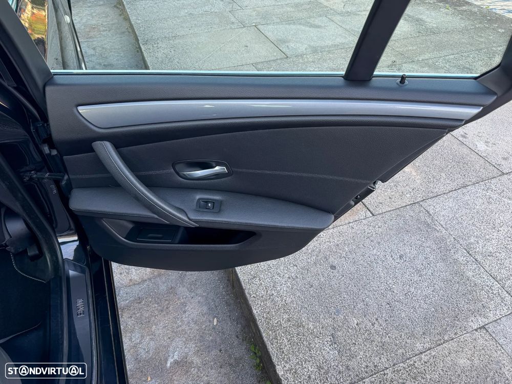 BMW 520 dA Touring Executive - 30