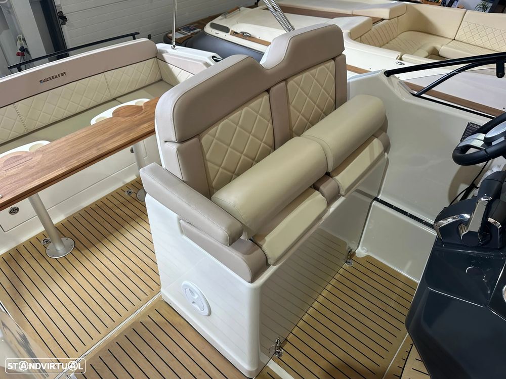 Quicksilver Activ 875 Sundeck - 32