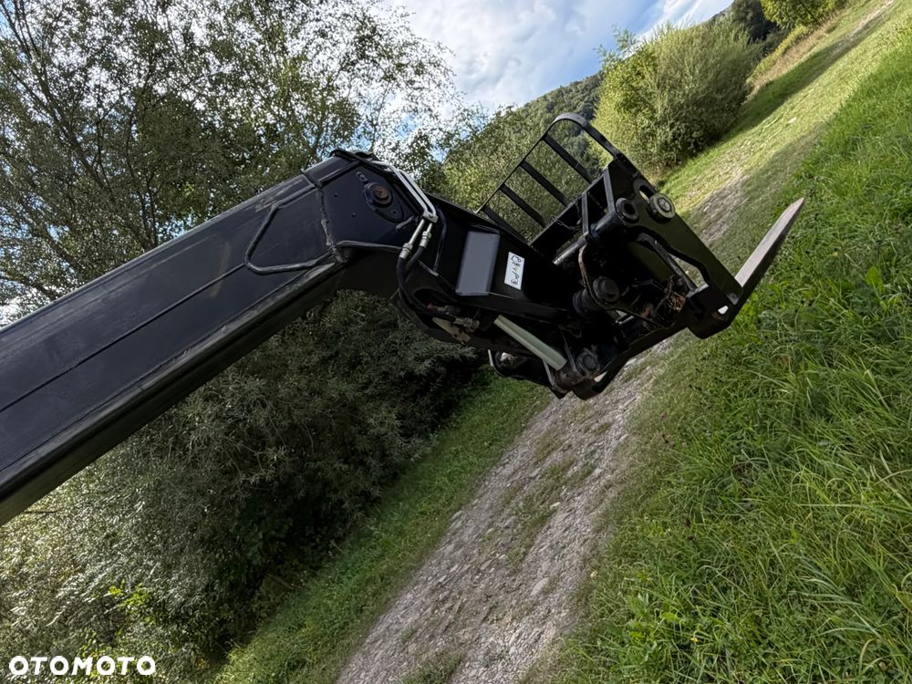 Manitou MT1440. Ładowarka Teleskopowa 14 metrów wysuw! UDŹWIG 4 TONY! Przebieg 2500 mtg. Maszyna jak Nowa z SALONU. 2017 rok. z Norwegii z Gospodarstwa rolnego! Silnik PERKINS Turbo 110 km. Aktualne Serwisy w Dekra. Nowy Model sterowane wszystko z 1 dżojstika. Ani deka luzów czy wycieku. OKAZJA! Jazda REWERS + 4 biegi. Skręt 3 tryby. Wyjście Hydrauliczne na maszcie, Poziomowanie ośi stabilizatory! Wyjścia Hydrauliczne na maszt! Okazja Ani deka luzów i wycieków. Wersja Norweska. Wielka Okazja  Opony jak Nowe! - 32