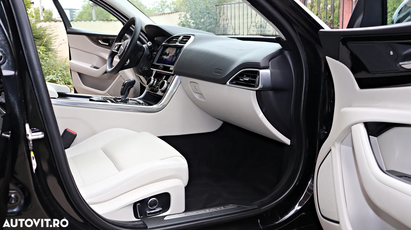 Jaguar XE D200 RWD MHEV R-Dynamic HSE - 16