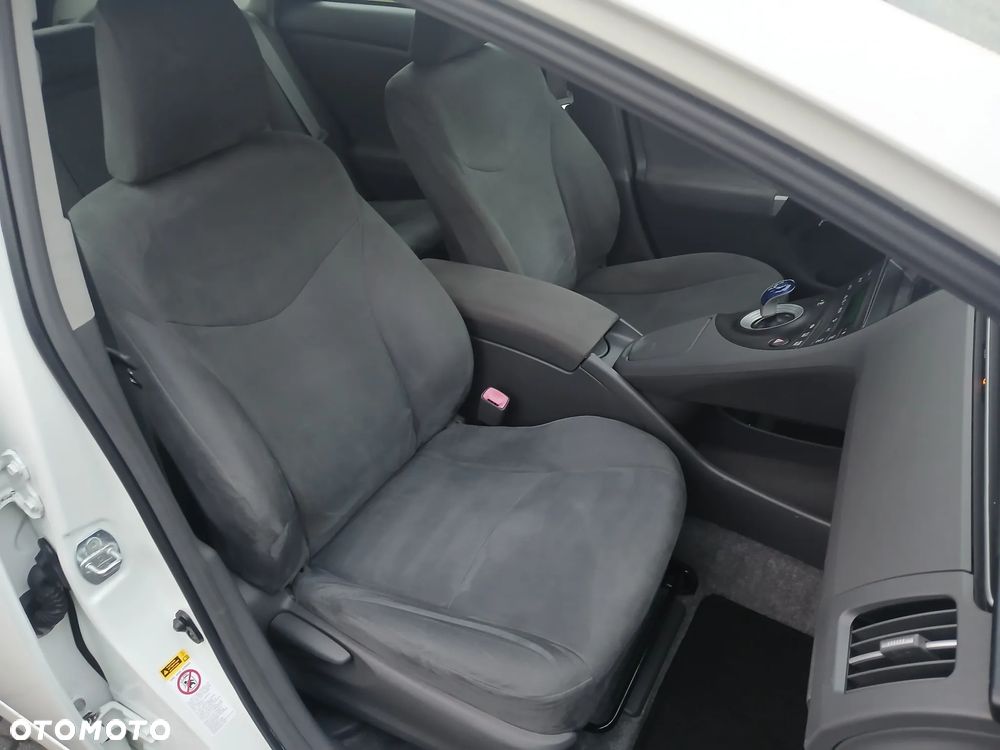 Toyota Prius (Hybrid) Executive - 25