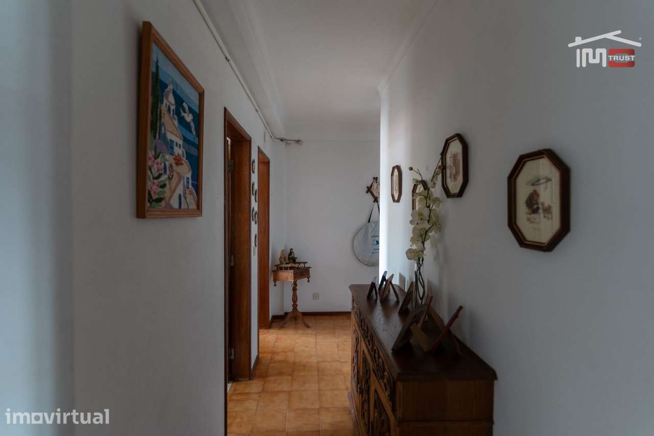 APARTAMENTO T2 COM ELEVADOR E PARQUEAMENTO NA CAVE VISTA MAR LATERA... - Grande imagem: 5/22