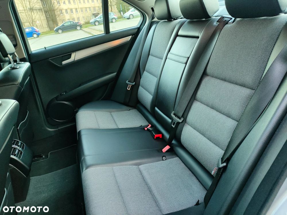 Mercedes-Benz Klasa C 180 CGI BlueEFFICIENCY Avantgarde - 12