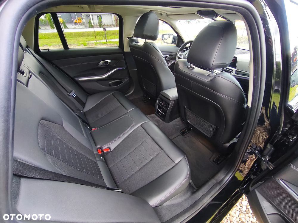 BMW Seria 3 320d Edition M Sport Shadow - 23