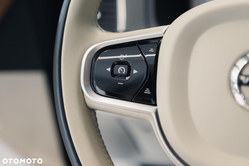 Volvo XC 90 B5 D AWD Momentum Pro - 26