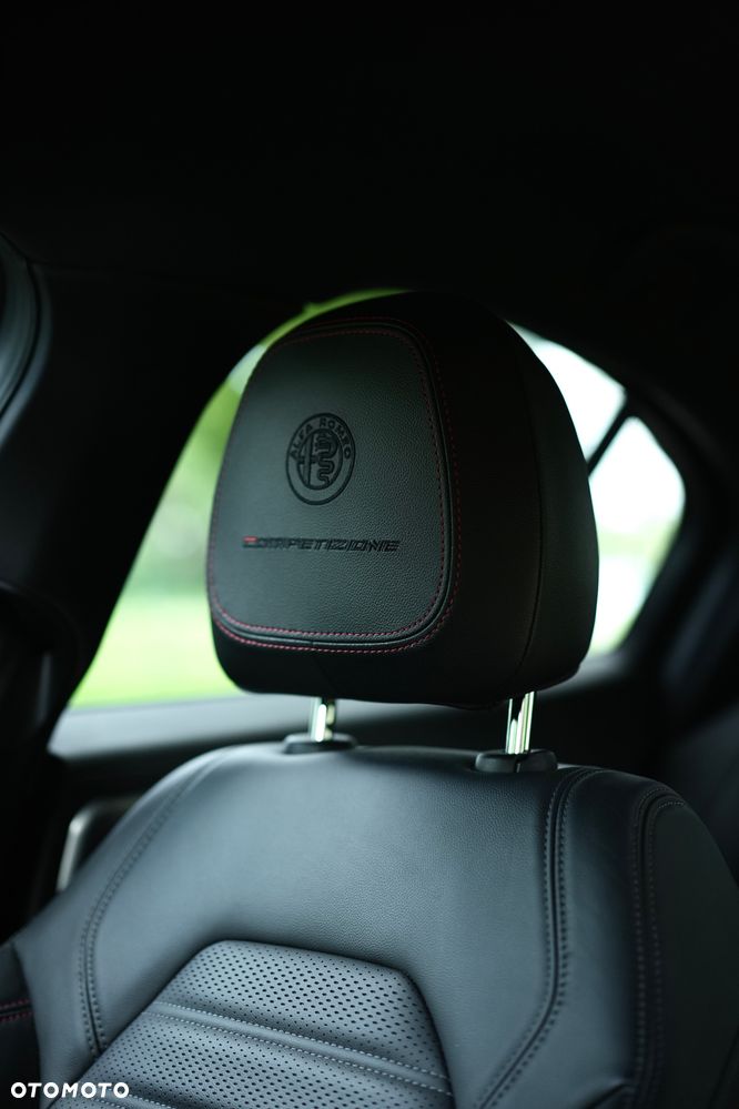 Alfa Romeo Giulia 2.0 Turbo Competizione Q4 - 16